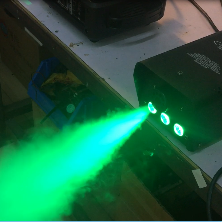 Machine à brouillard télécommandée 500W avec 3pcs LED RVB dans un effet de sortie de brouillard de couleur différente